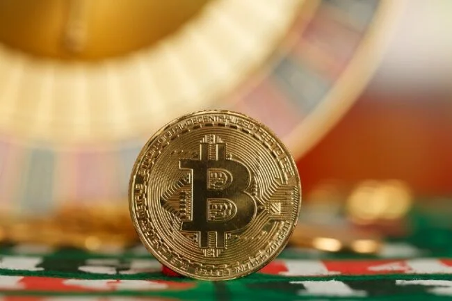 Bitcoin-mynt foran et ruletthjul