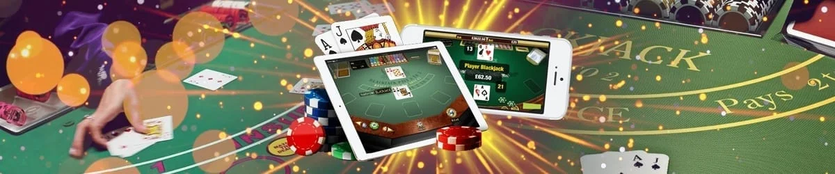 Illustrasjon av blackjack med spillbord, kort og sjetonger