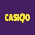 Gul tekst "Casiqo" på lilla bakgrunn med talebobledesign.
