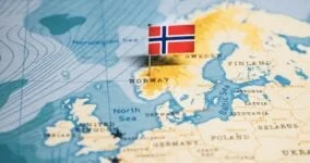 Norsk flagg på et kart over Skandinavia