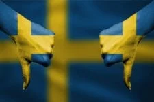 To hender malt med svenske flagg som viser tommel opp og ned