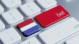 Tastatur med nederlandsk flagg og en rød tast merket Bet
