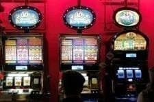 Tre fysiske spilleautomater på rekke