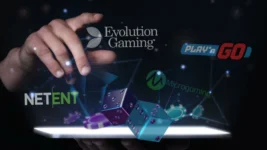 Nettbrett med spillikoner og logoene til Evolution Gaming, NetEnt og Play’n GO