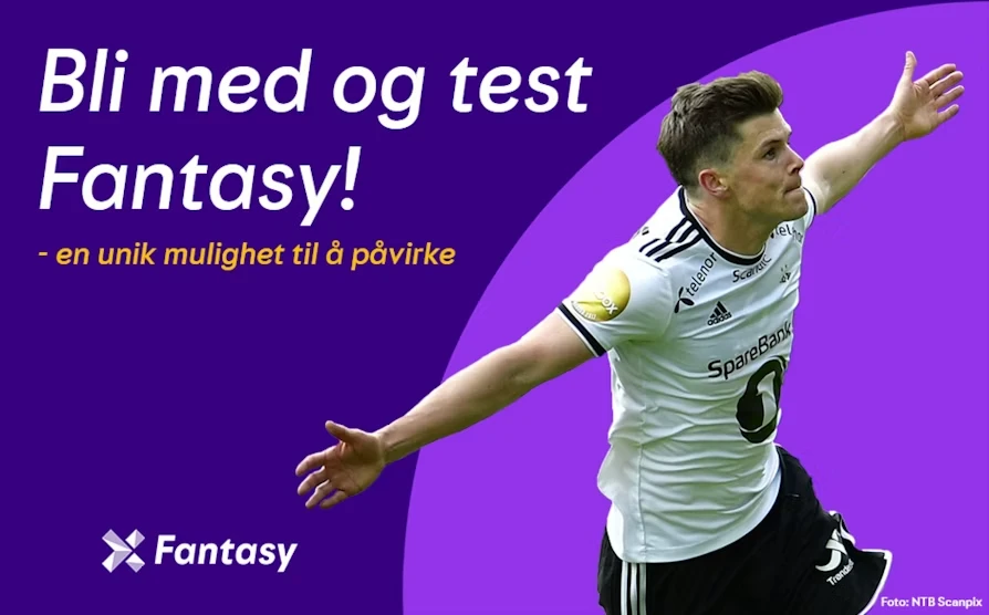 En mannlig fotballspiller som feirer med utstrakte armer, iført en hvit trøye med sponsorlogoer. Bakgrunnen har en annonse for en fantasisportsguide. Tekst på norsk inviterer til å bli med.