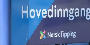 Skilt med teksten Hovedinngang og Norsk Tippings logo