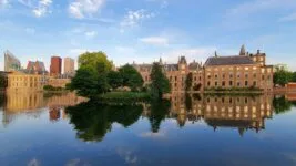 Bygninger og vann i Haag i Nederland